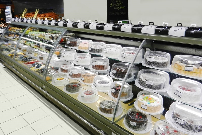 Как выглядит кдитерская упаковка для тортов на ветрине украинских супермаркетов