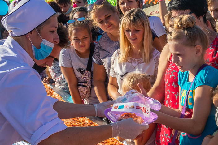 1 pitstsa rekord Упаковка для 50-метровой пиццы на День города в Днепре